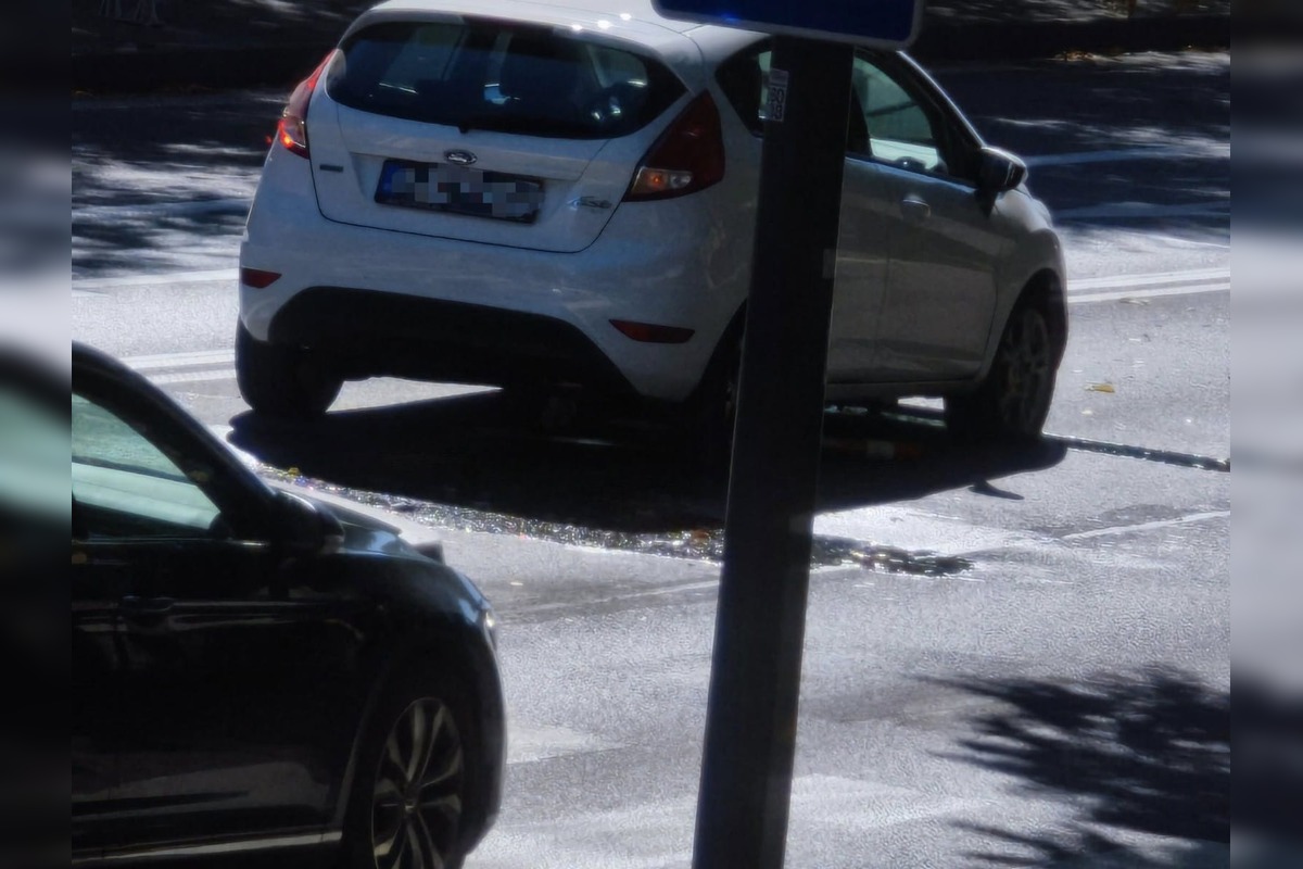 FOTO: Na ostrovčeku na Tomášikovej sa rozbilo auto, foto 1