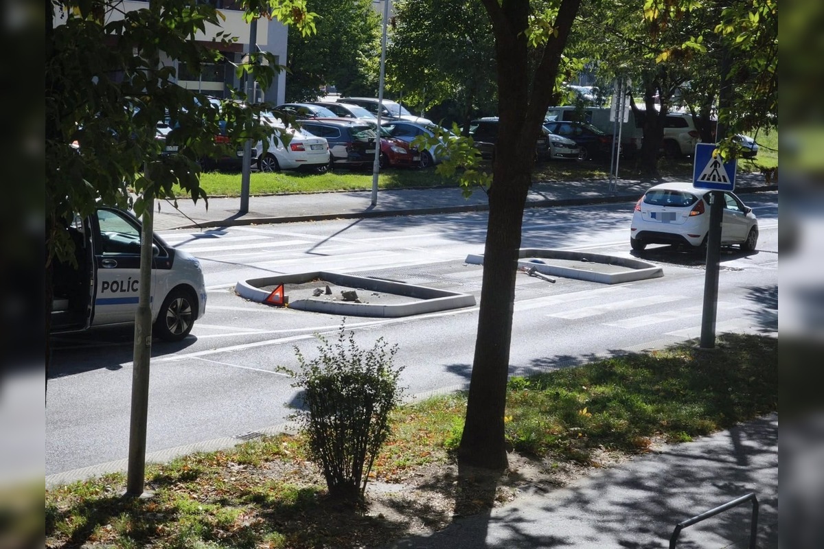 FOTO: Na ostrovčeku na Tomášikovej sa rozbilo auto, foto 2