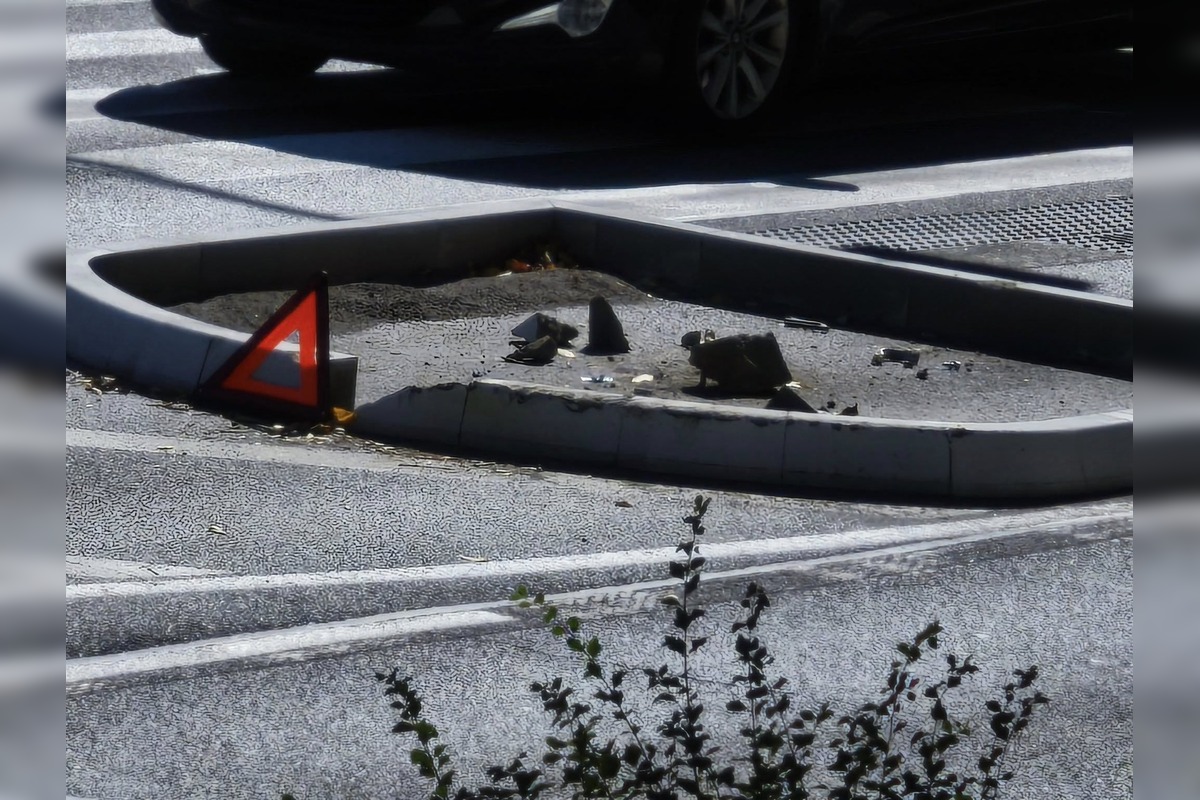 FOTO: Na ostrovčeku na Tomášikovej sa rozbilo auto, foto 3