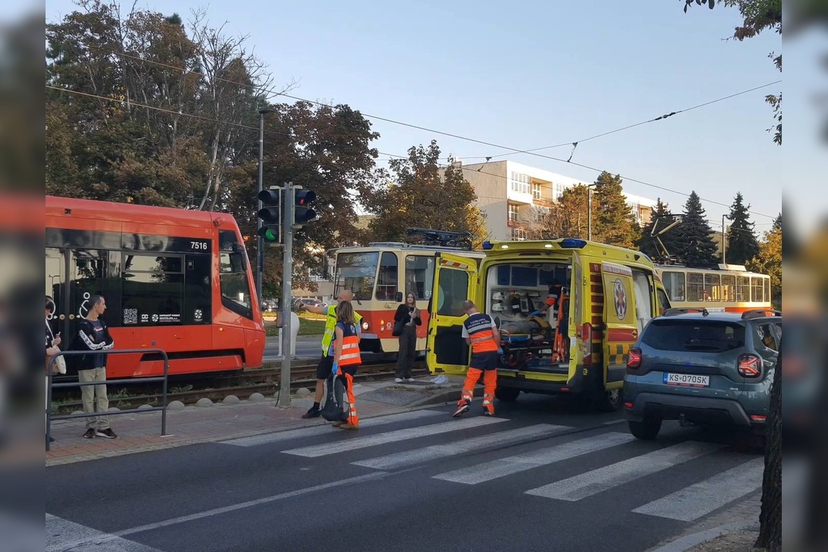 FOTO: Nehoda na Račianskej ulici, električka zrazila chlapca, foto 2