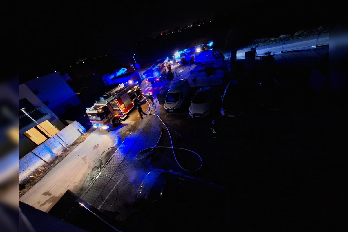 FOTO: Hasiči hasili úmyselný požiar auta, foto 1