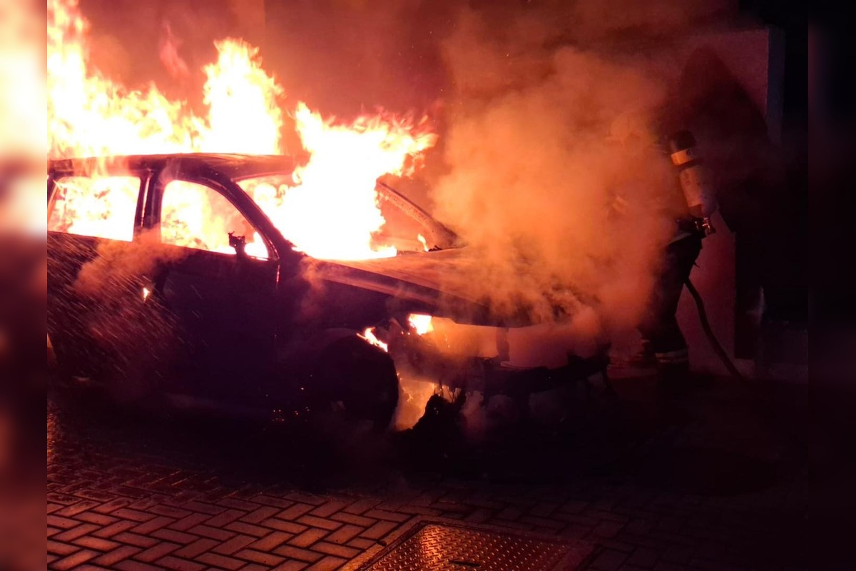 FOTO: Hasiči hasili úmyselný požiar auta, foto 2