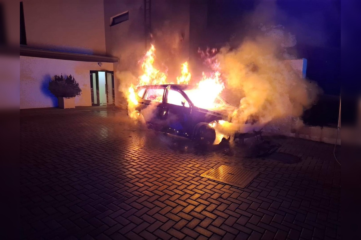 FOTO: Hasiči hasili úmyselný požiar auta, foto 3