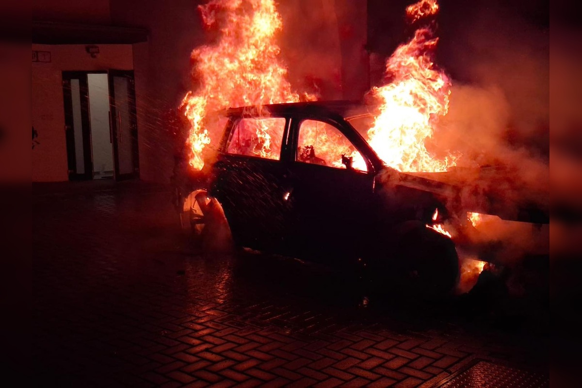 FOTO: Hasiči hasili úmyselný požiar auta, foto 4