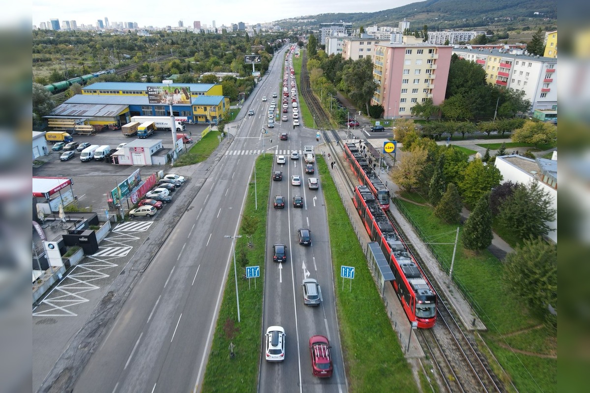 FOTO: Kolóny na Račianskej spôsobila zmena svetelnej signalizácie pre električky, foto 1