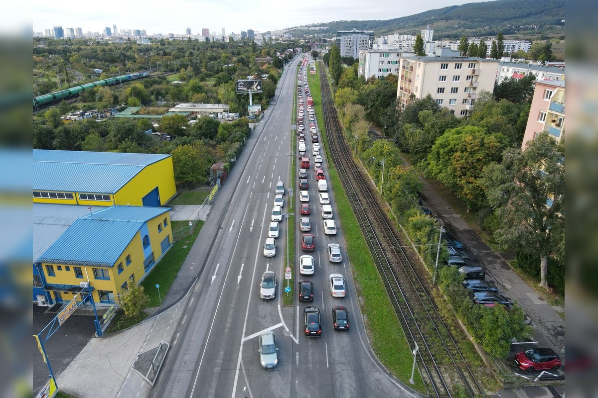 FOTO: Kolóny na Račianskej spôsobila zmena svetelnej signalizácie pre električky, foto 2
