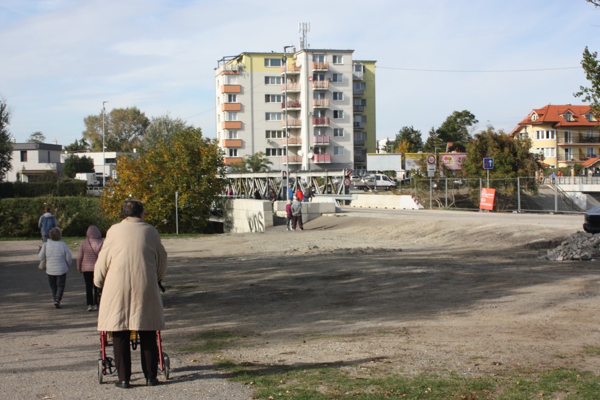 FOTO: Otvorenie mostu na Hradskej ulici, toto sú prvé autá, ktoré po ňom prešli, foto 1