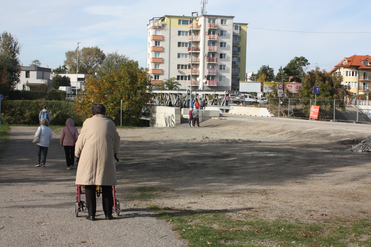 FOTO: Otvorenie mostu na Hradskej ulici, toto sú prvé autá, ktoré po ňom prešli, foto 2