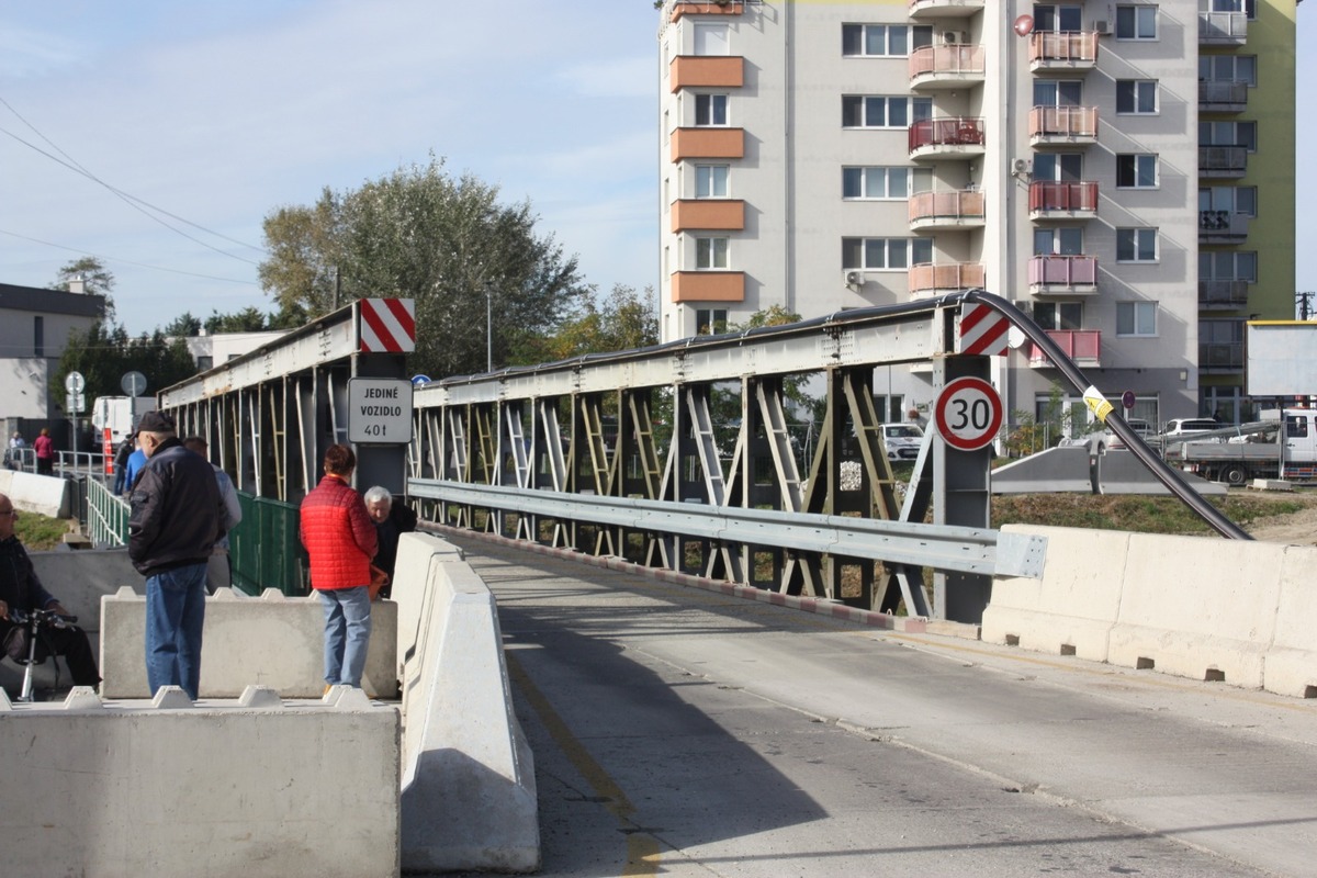 FOTO: Otvorenie mostu na Hradskej ulici, toto sú prvé autá, ktoré po ňom prešli, foto 4