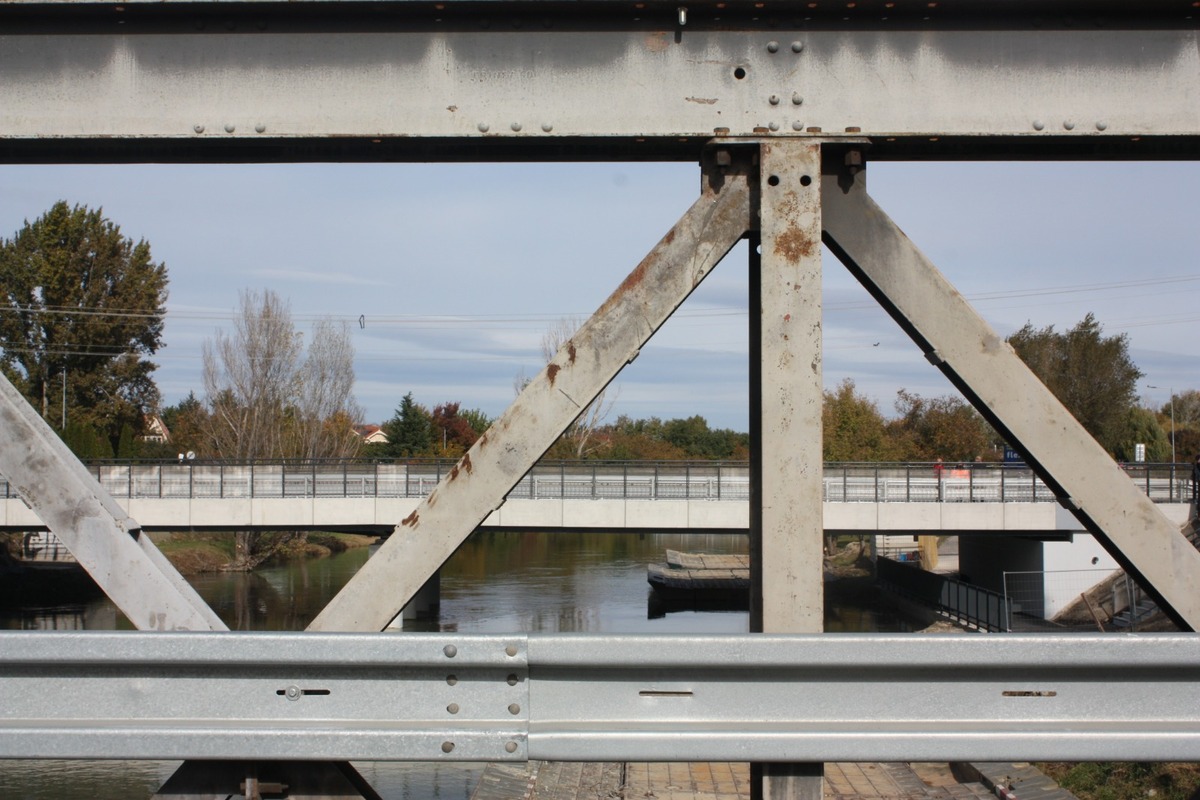 FOTO: Otvorenie mostu na Hradskej ulici, toto sú prvé autá, ktoré po ňom prešli, foto 5