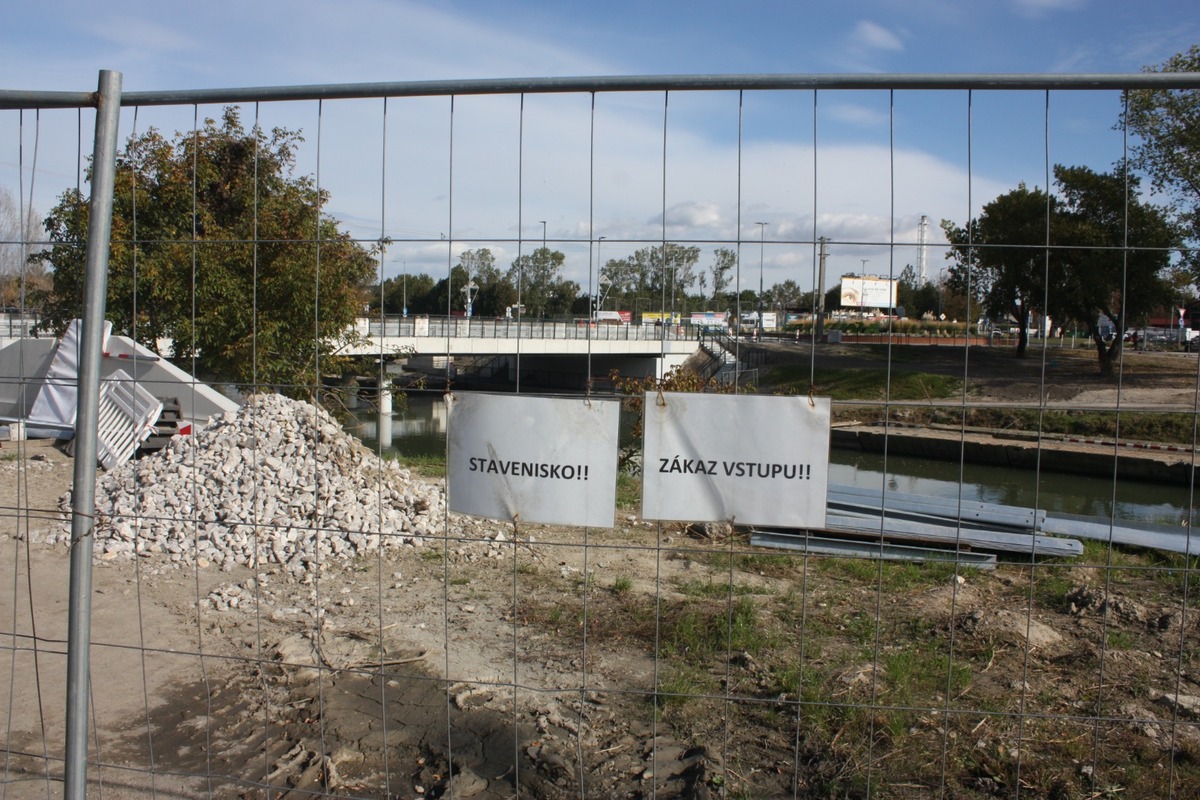 FOTO: Otvorenie mostu na Hradskej ulici, toto sú prvé autá, ktoré po ňom prešli, foto 6