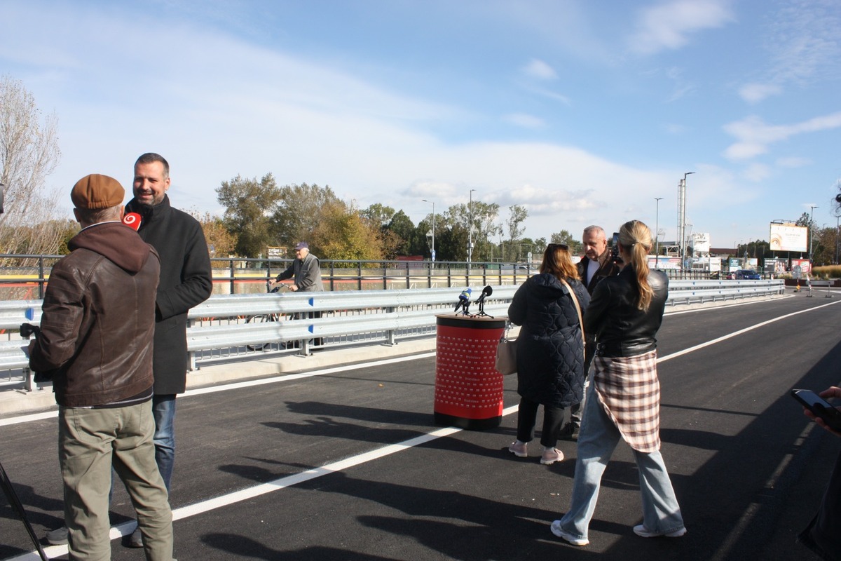 FOTO: Otvorenie mostu na Hradskej ulici, toto sú prvé autá, ktoré po ňom prešli, foto 7