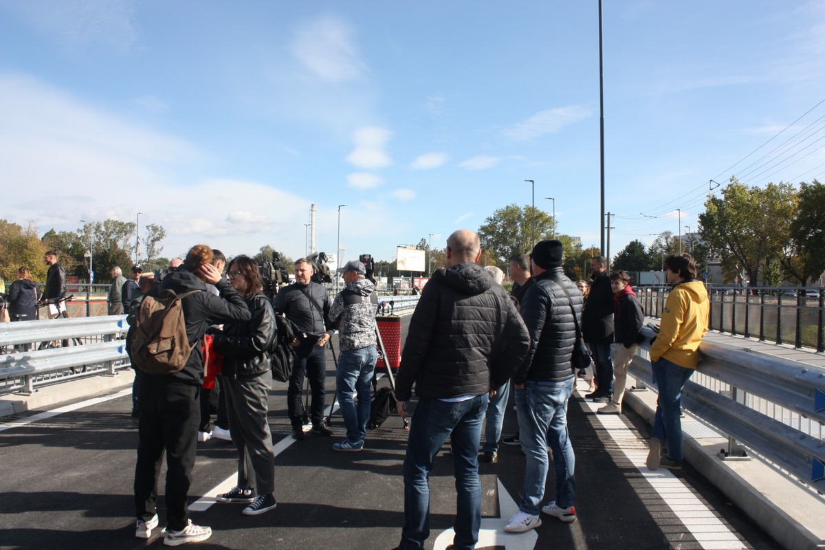 FOTO: Otvorenie mostu na Hradskej ulici, toto sú prvé autá, ktoré po ňom prešli, foto 8