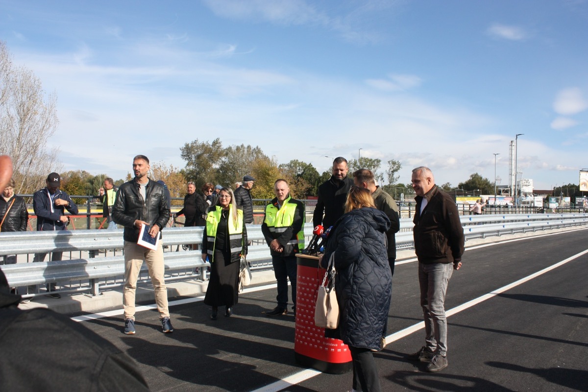FOTO: Otvorenie mostu na Hradskej ulici, toto sú prvé autá, ktoré po ňom prešli, foto 9