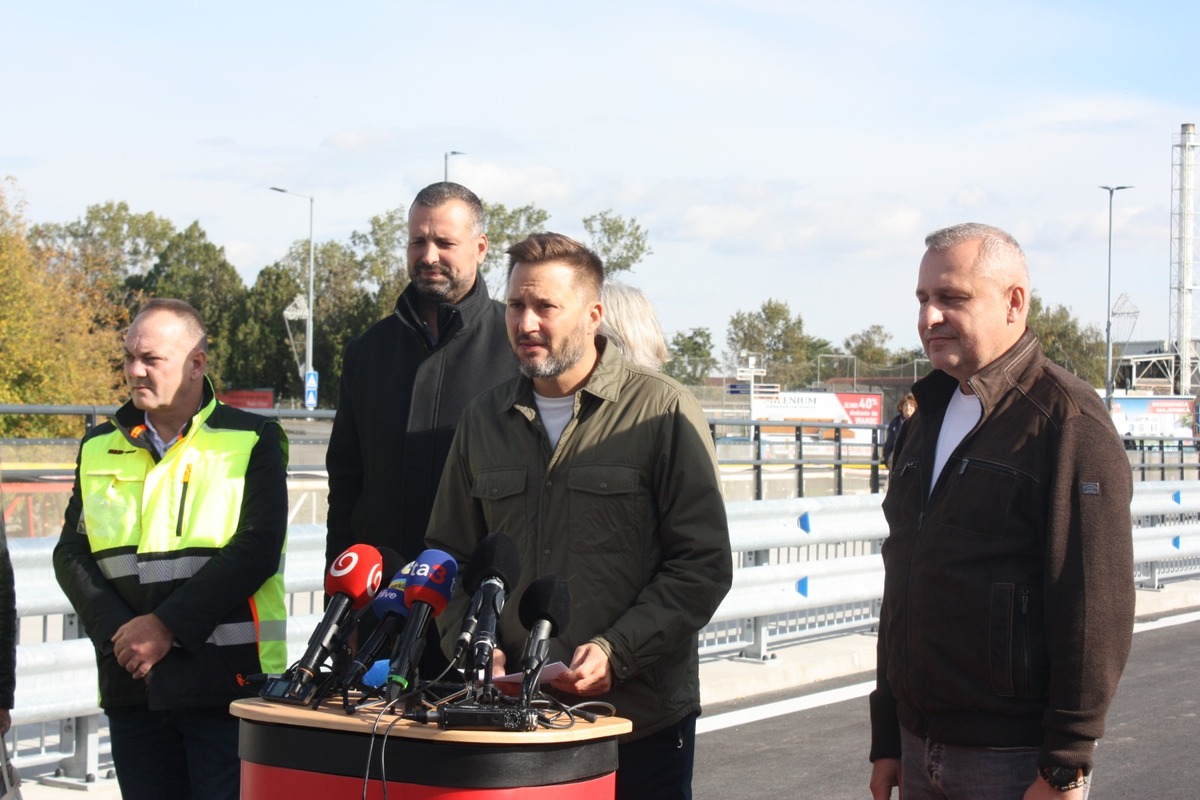 FOTO: Otvorenie mostu na Hradskej ulici, toto sú prvé autá, ktoré po ňom prešli, foto 10