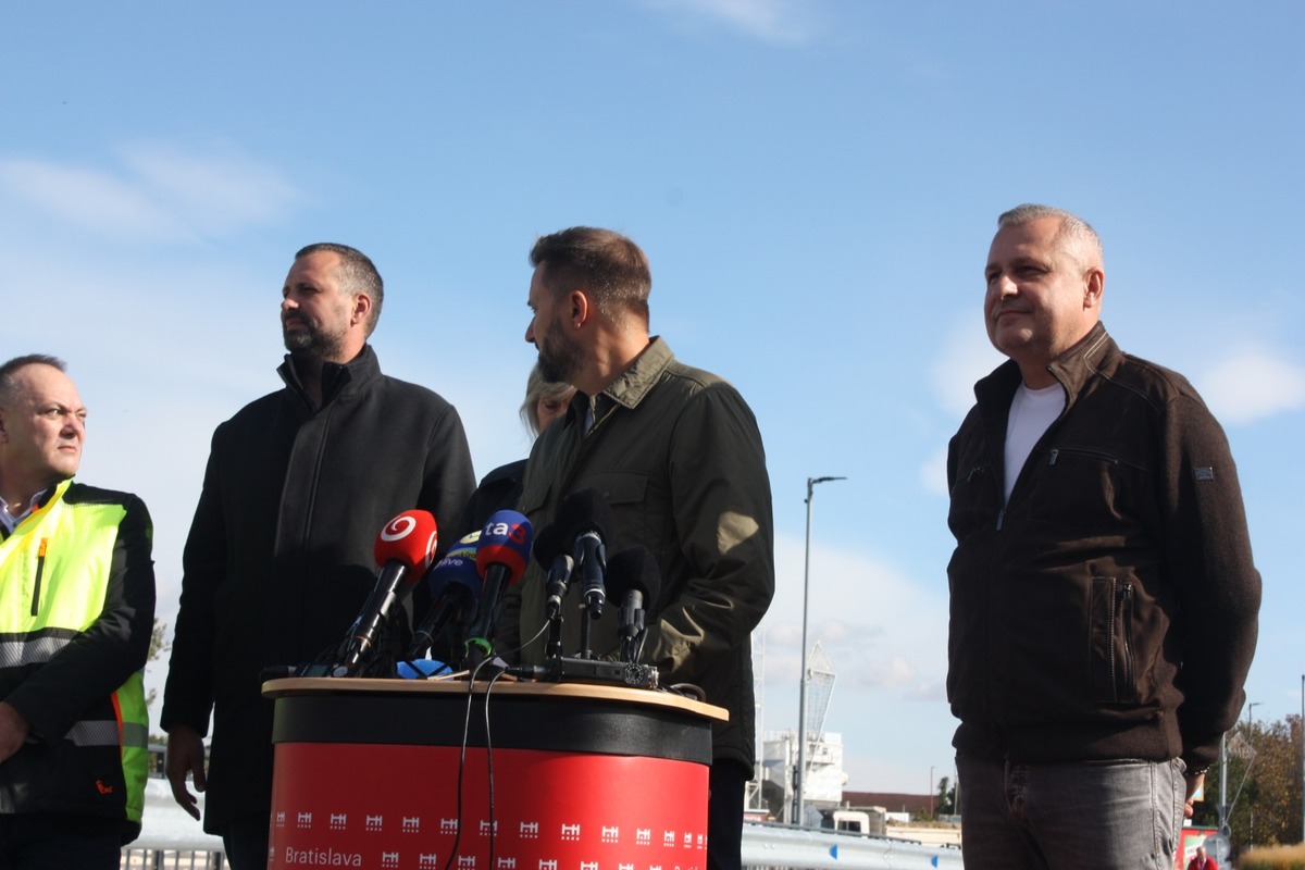 FOTO: Otvorenie mostu na Hradskej ulici, toto sú prvé autá, ktoré po ňom prešli, foto 11