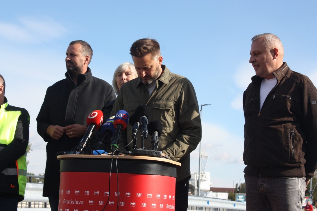 FOTO: Otvorenie mostu na Hradskej ulici, toto sú prvé autá, ktoré po ňom prešli, foto 12