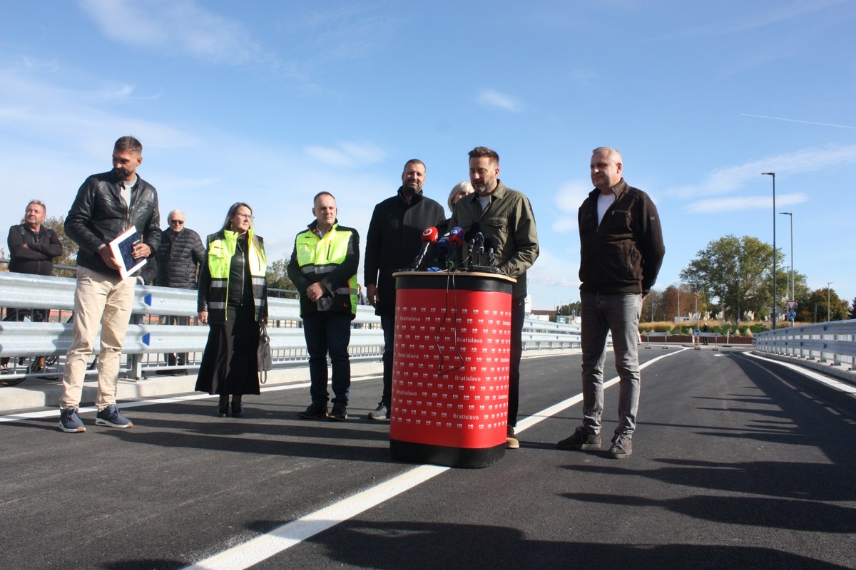 FOTO: Otvorenie mostu na Hradskej ulici, toto sú prvé autá, ktoré po ňom prešli, foto 13