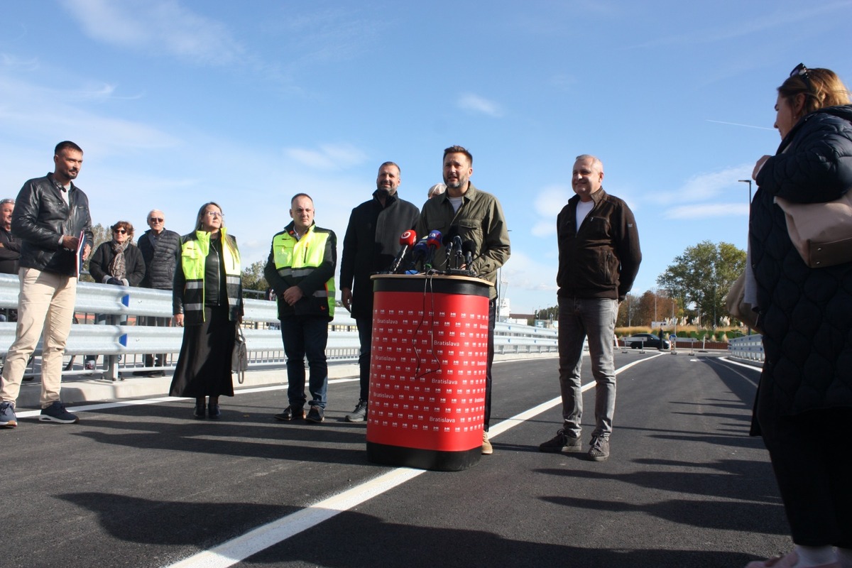 FOTO: Otvorenie mostu na Hradskej ulici, toto sú prvé autá, ktoré po ňom prešli, foto 14