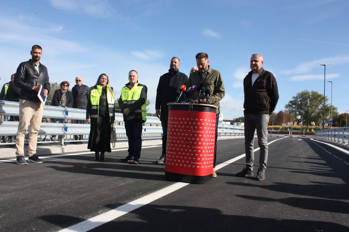 FOTO: Otvorenie mostu na Hradskej ulici, toto sú prvé autá, ktoré po ňom prešli, foto 15