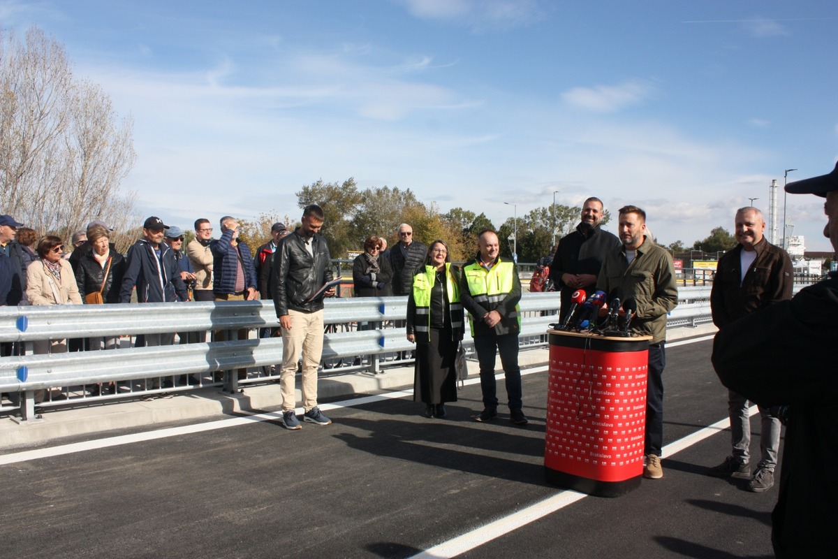 FOTO: Otvorenie mostu na Hradskej ulici, toto sú prvé autá, ktoré po ňom prešli, foto 17