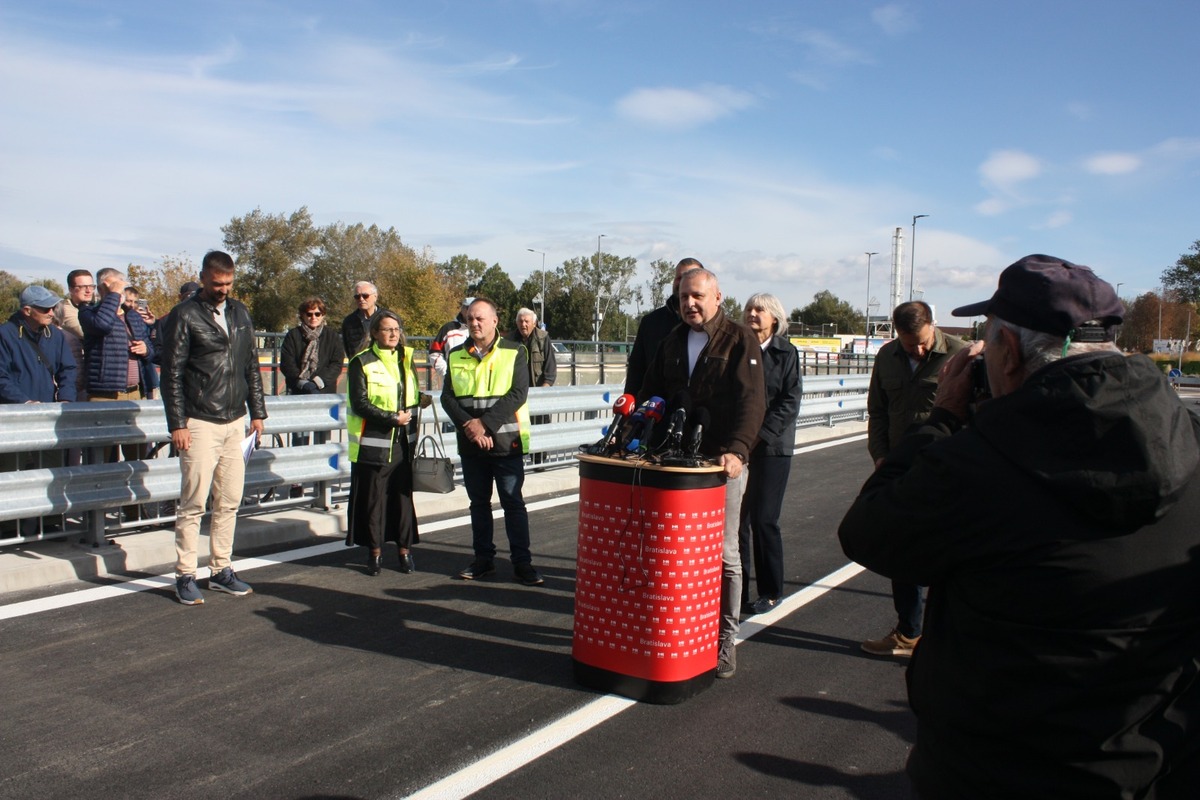 FOTO: Otvorenie mostu na Hradskej ulici, toto sú prvé autá, ktoré po ňom prešli, foto 18