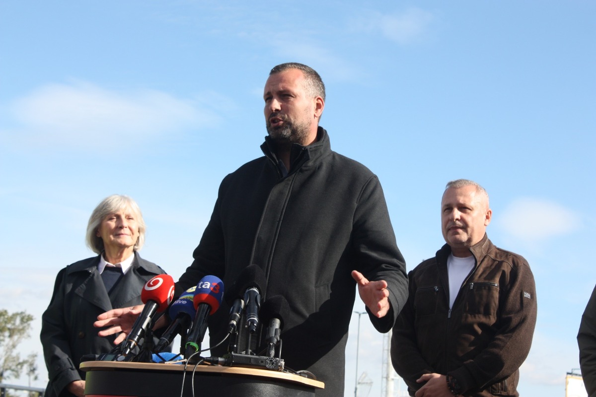 FOTO: Otvorenie mostu na Hradskej ulici, toto sú prvé autá, ktoré po ňom prešli, foto 22