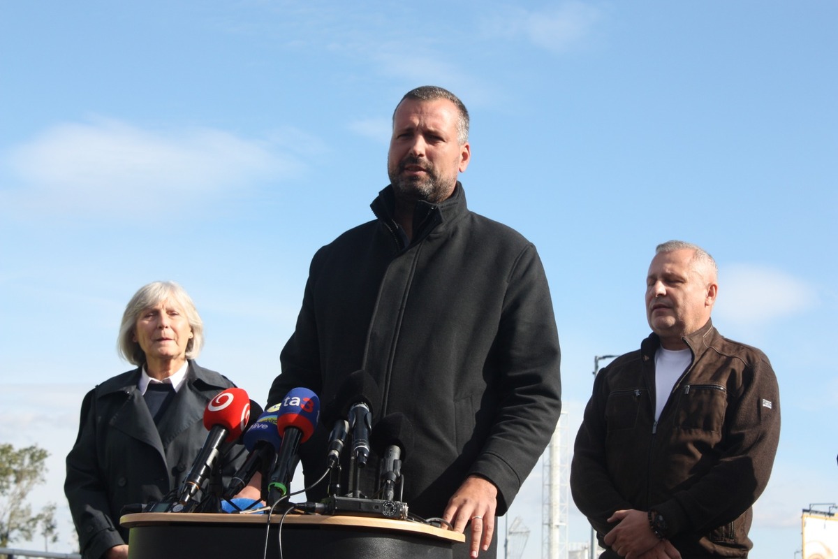 FOTO: Otvorenie mostu na Hradskej ulici, toto sú prvé autá, ktoré po ňom prešli, foto 23