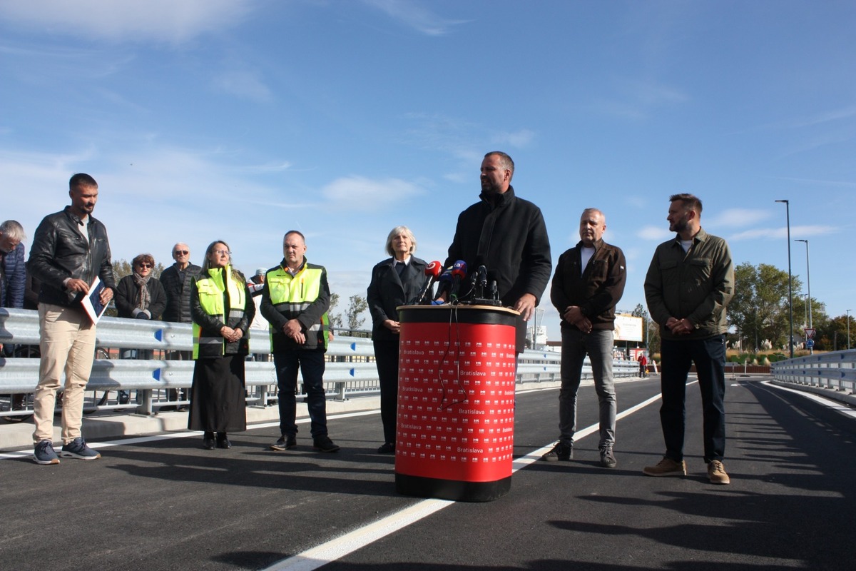 FOTO: Otvorenie mostu na Hradskej ulici, toto sú prvé autá, ktoré po ňom prešli, foto 24