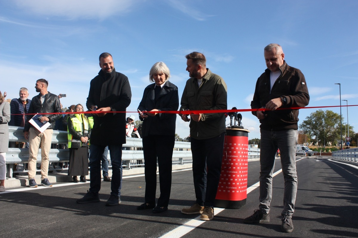 FOTO: Otvorenie mostu na Hradskej ulici, toto sú prvé autá, ktoré po ňom prešli, foto 25