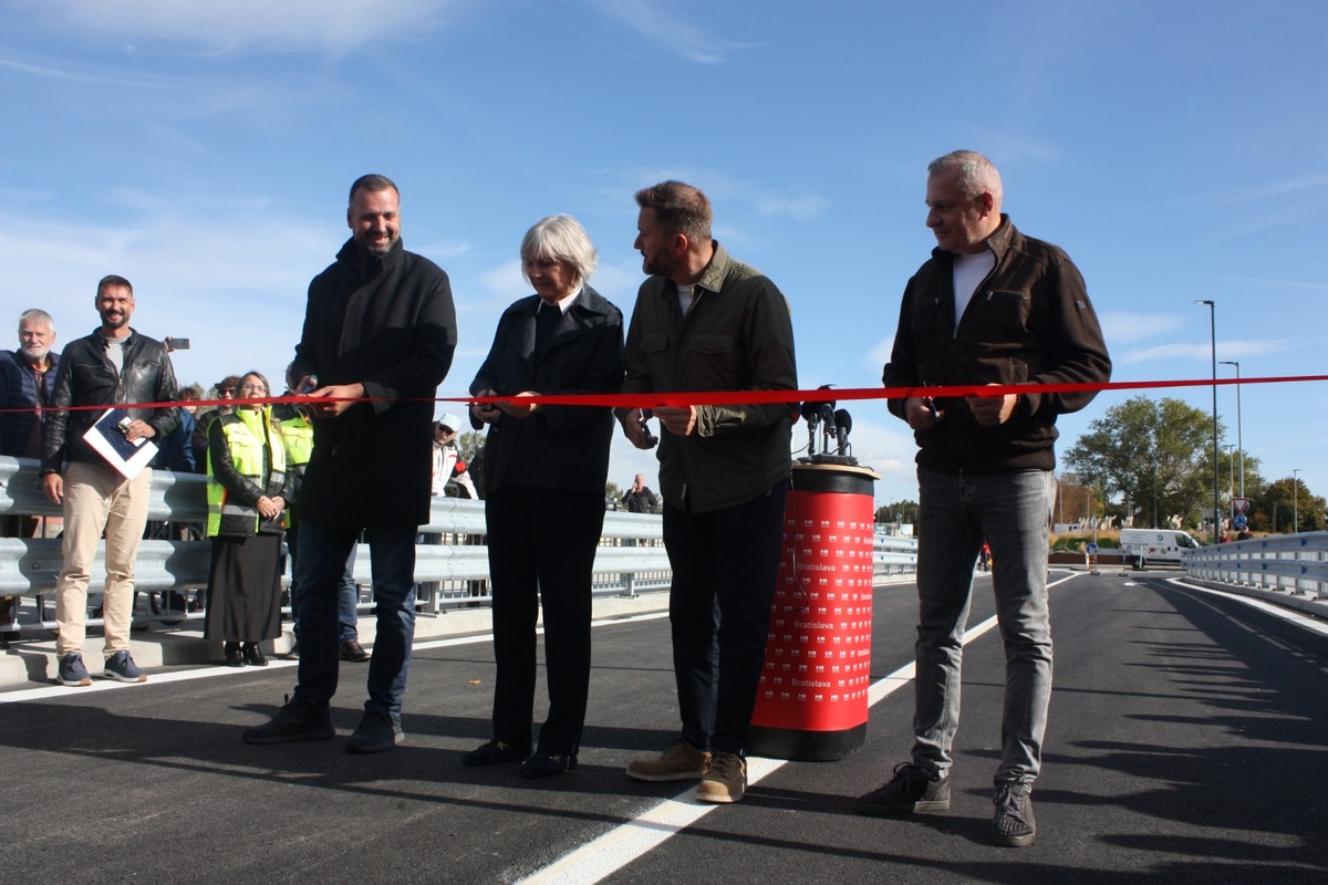FOTO: Otvorenie mostu na Hradskej ulici, toto sú prvé autá, ktoré po ňom prešli, foto 26