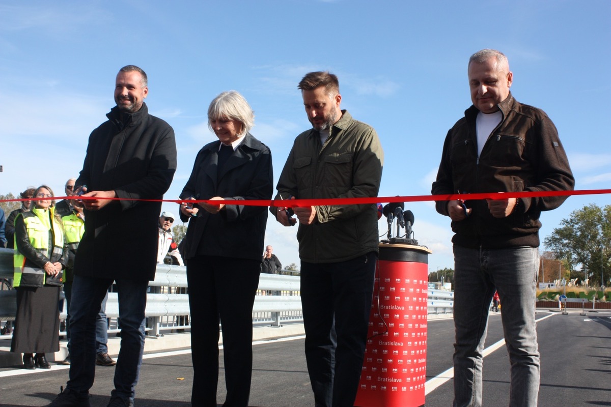 FOTO: Otvorenie mostu na Hradskej ulici, toto sú prvé autá, ktoré po ňom prešli, foto 27