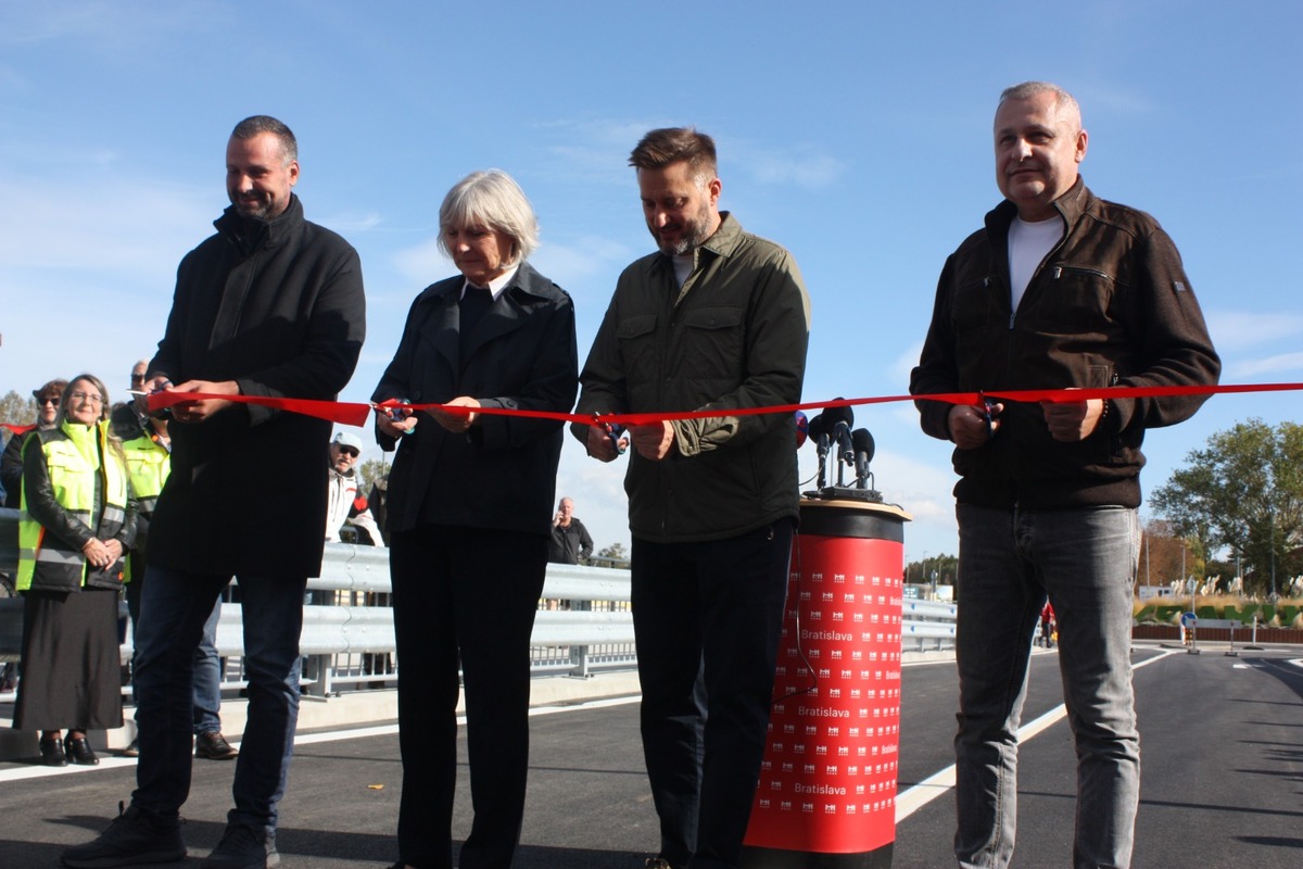 FOTO: Otvorenie mostu na Hradskej ulici, toto sú prvé autá, ktoré po ňom prešli, foto 28