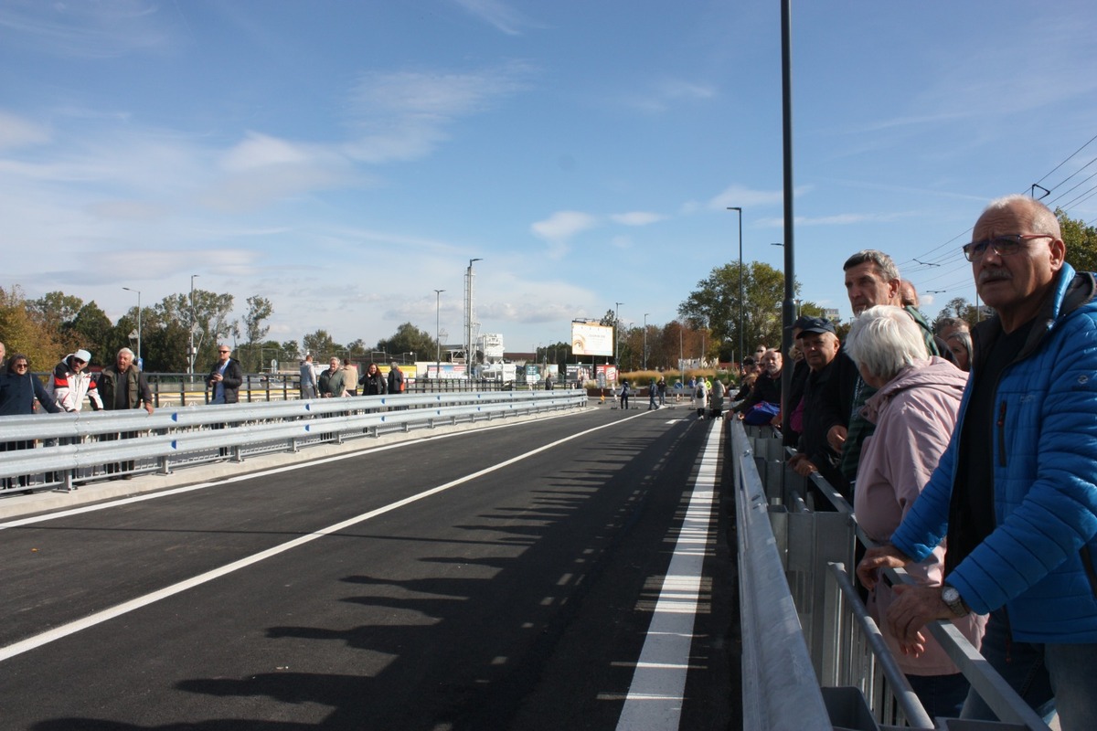 FOTO: Otvorenie mostu na Hradskej ulici, toto sú prvé autá, ktoré po ňom prešli, foto 29