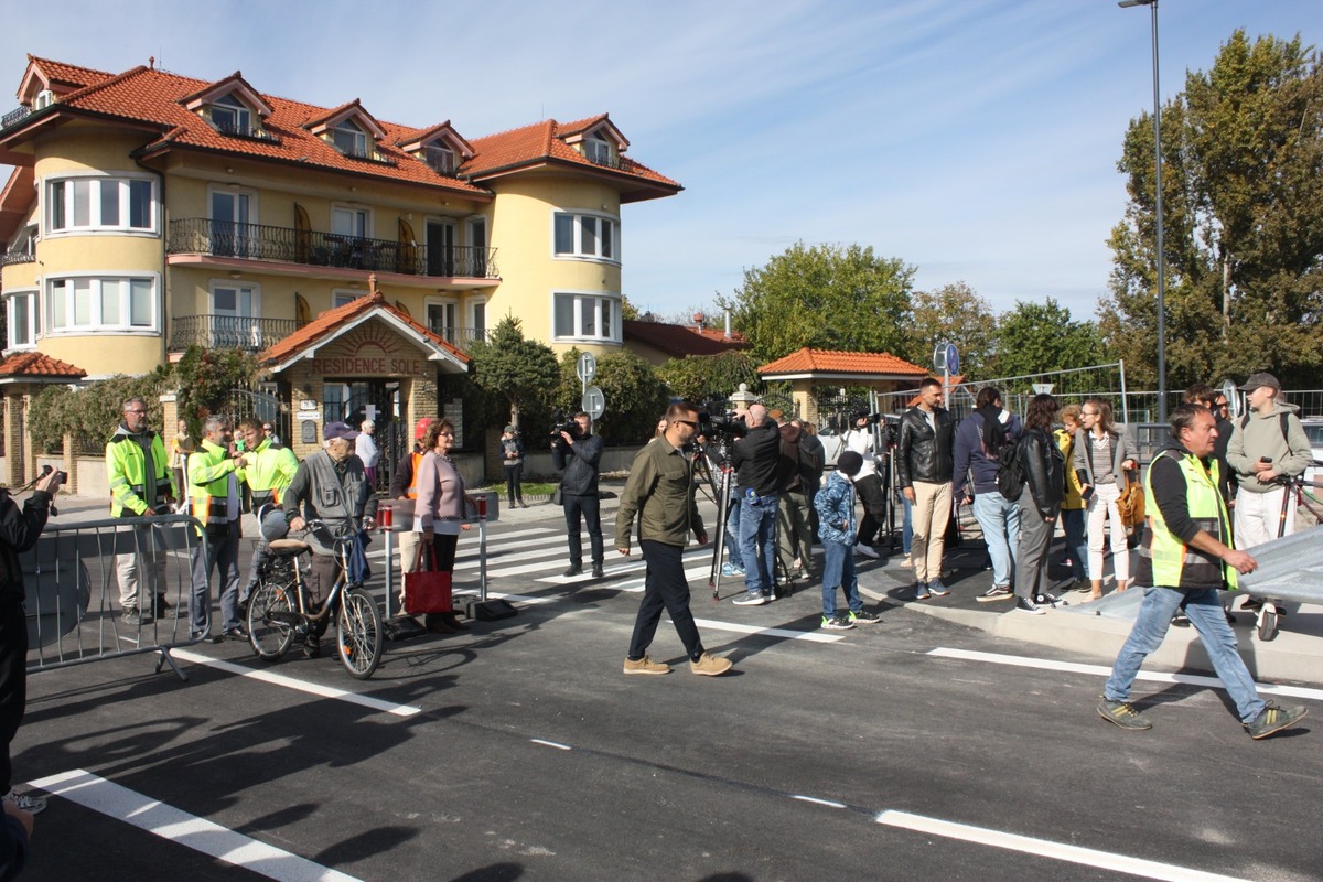 FOTO: Otvorenie mostu na Hradskej ulici, toto sú prvé autá, ktoré po ňom prešli, foto 30