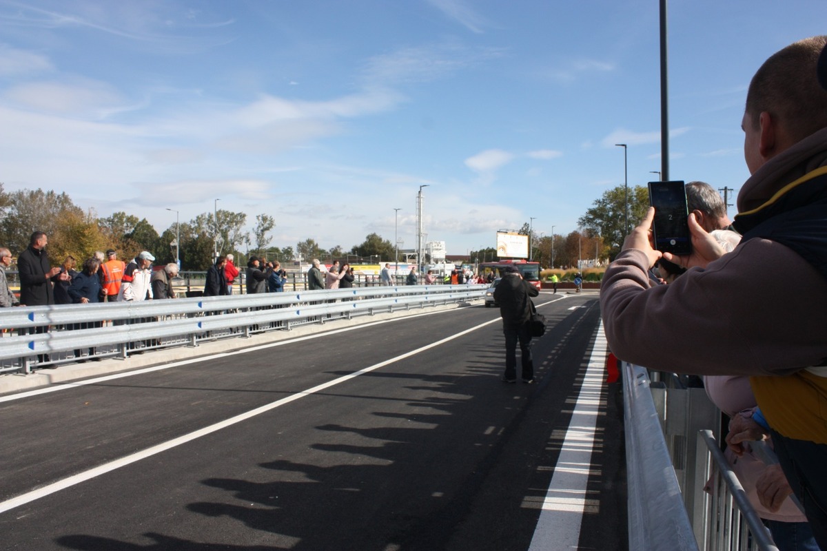 FOTO: Otvorenie mostu na Hradskej ulici, toto sú prvé autá, ktoré po ňom prešli, foto 31