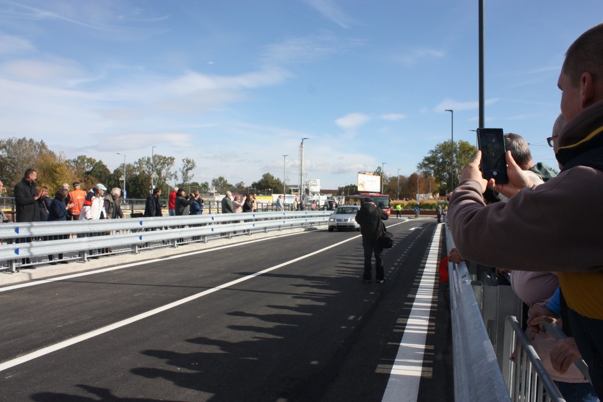FOTO: Otvorenie mostu na Hradskej ulici, toto sú prvé autá, ktoré po ňom prešli, foto 32