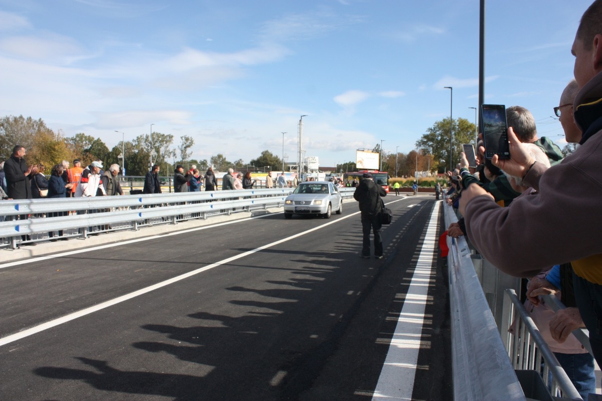 FOTO: Otvorenie mostu na Hradskej ulici, toto sú prvé autá, ktoré po ňom prešli, foto 33
