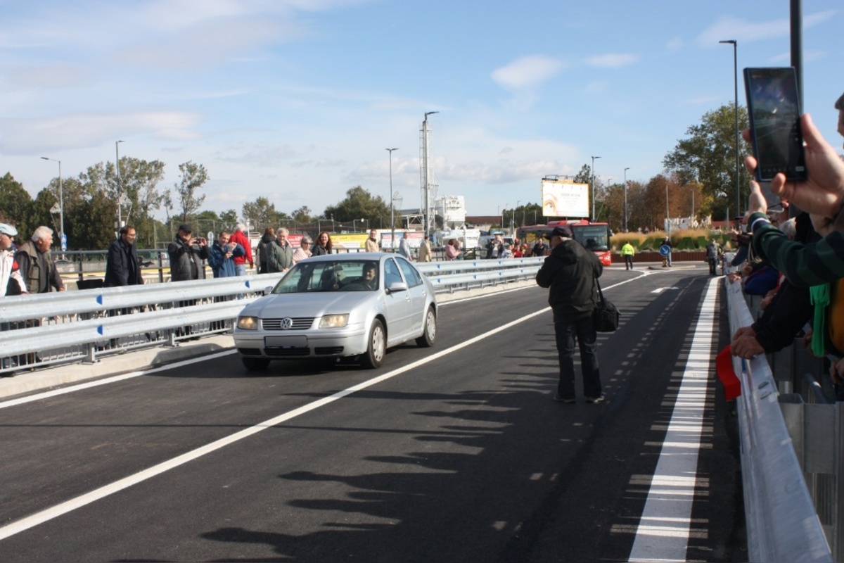 FOTO: Otvorenie mostu na Hradskej ulici, toto sú prvé autá, ktoré po ňom prešli, foto 34