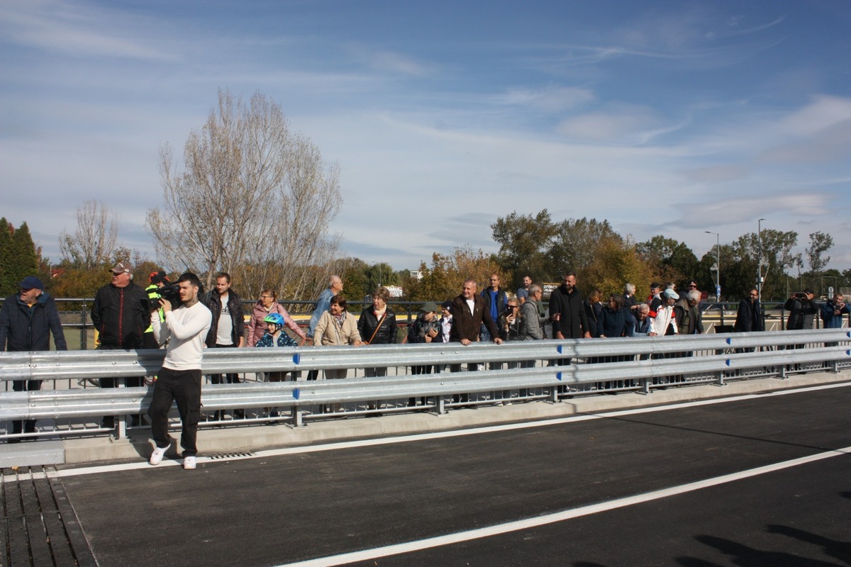 FOTO: Otvorenie mostu na Hradskej ulici, toto sú prvé autá, ktoré po ňom prešli, foto 35
