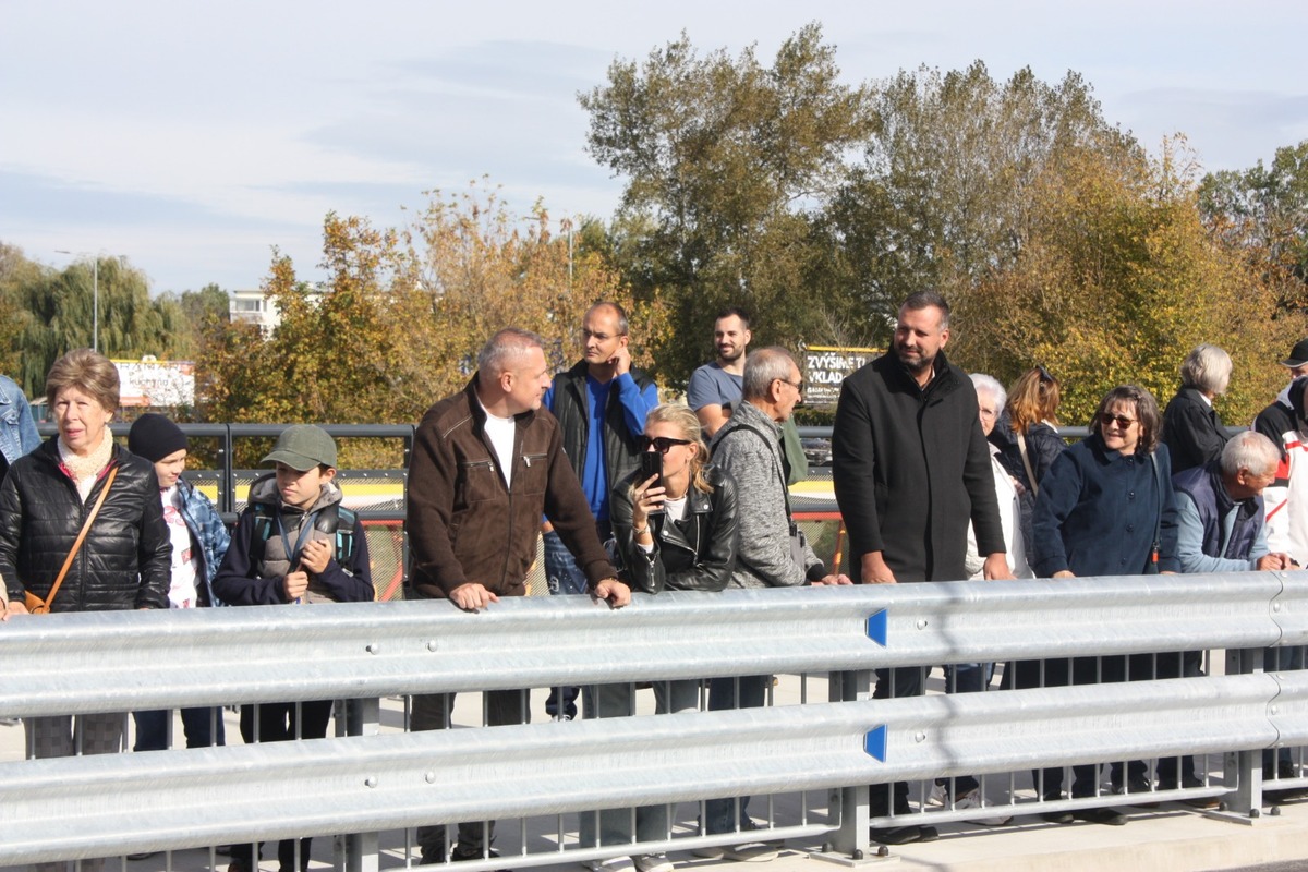 FOTO: Otvorenie mostu na Hradskej ulici, toto sú prvé autá, ktoré po ňom prešli, foto 36