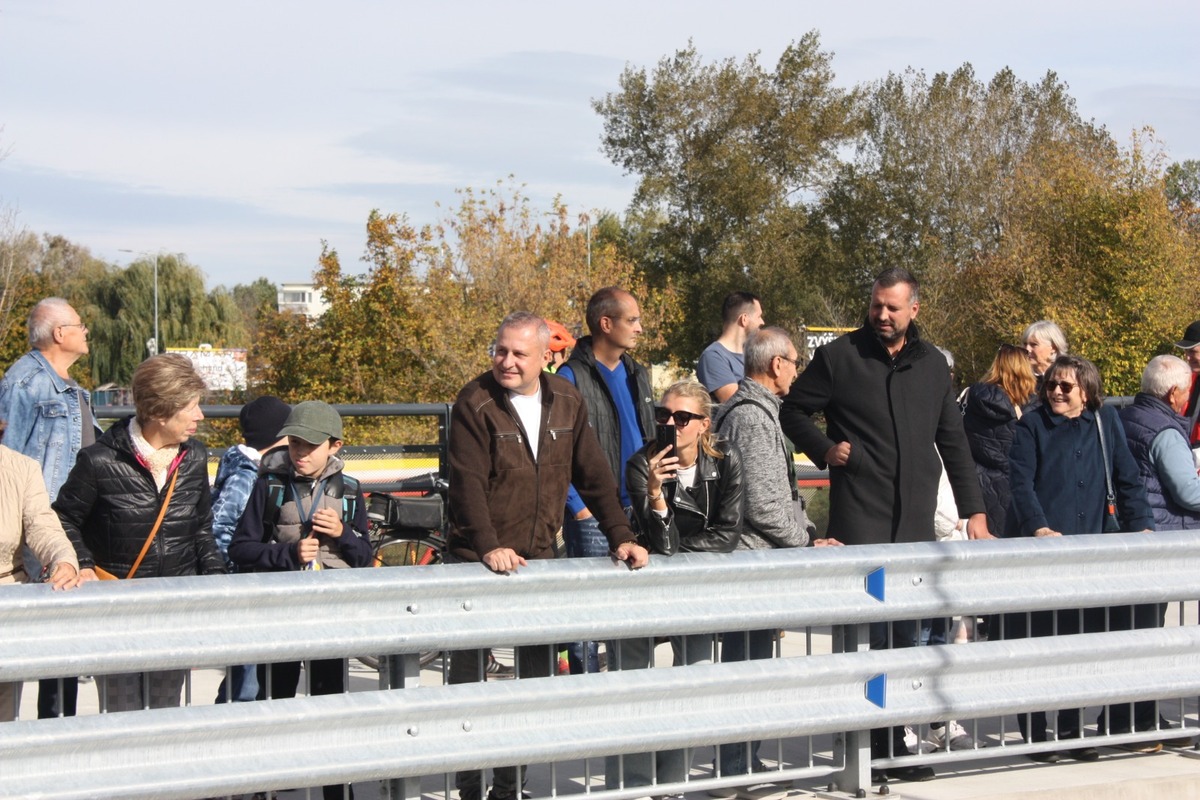 FOTO: Otvorenie mostu na Hradskej ulici, toto sú prvé autá, ktoré po ňom prešli, foto 37