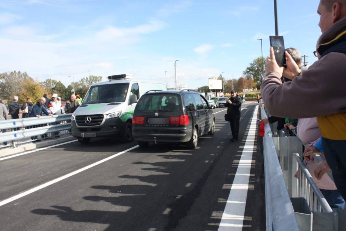 FOTO: Otvorenie mostu na Hradskej ulici, toto sú prvé autá, ktoré po ňom prešli, foto 38