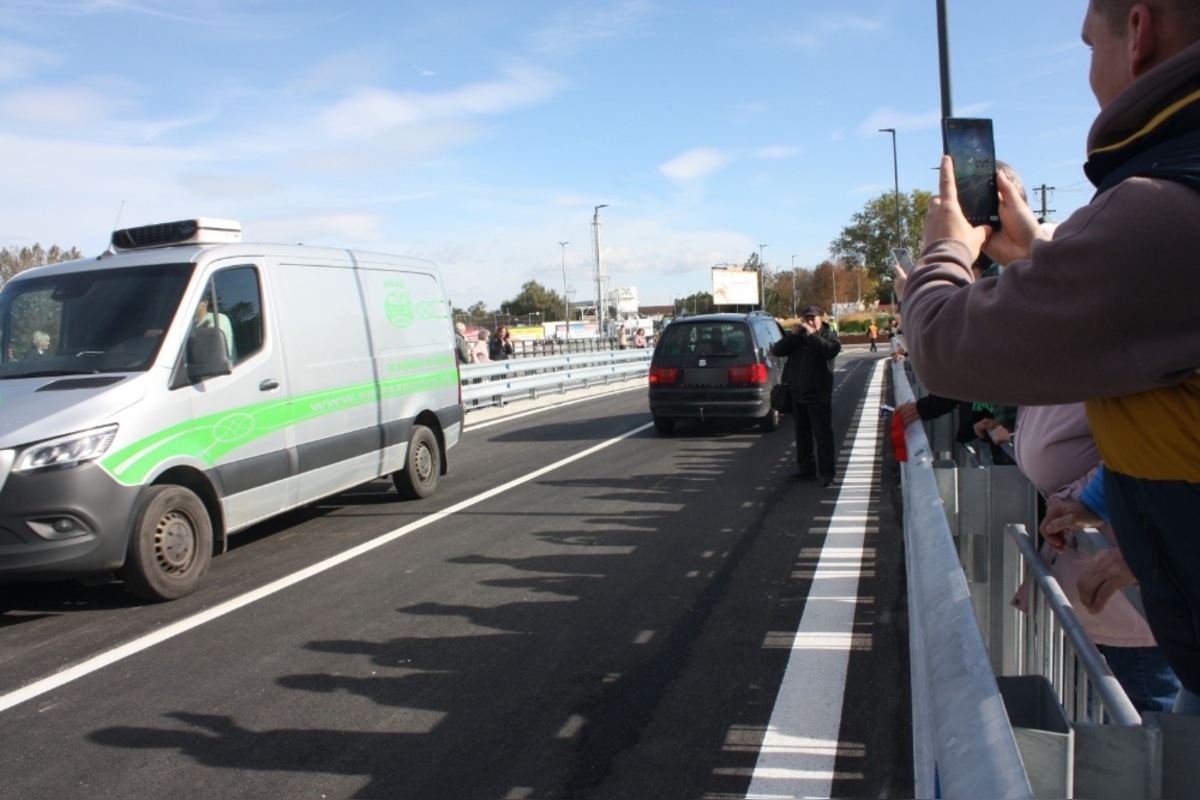 FOTO: Otvorenie mostu na Hradskej ulici, toto sú prvé autá, ktoré po ňom prešli, foto 39