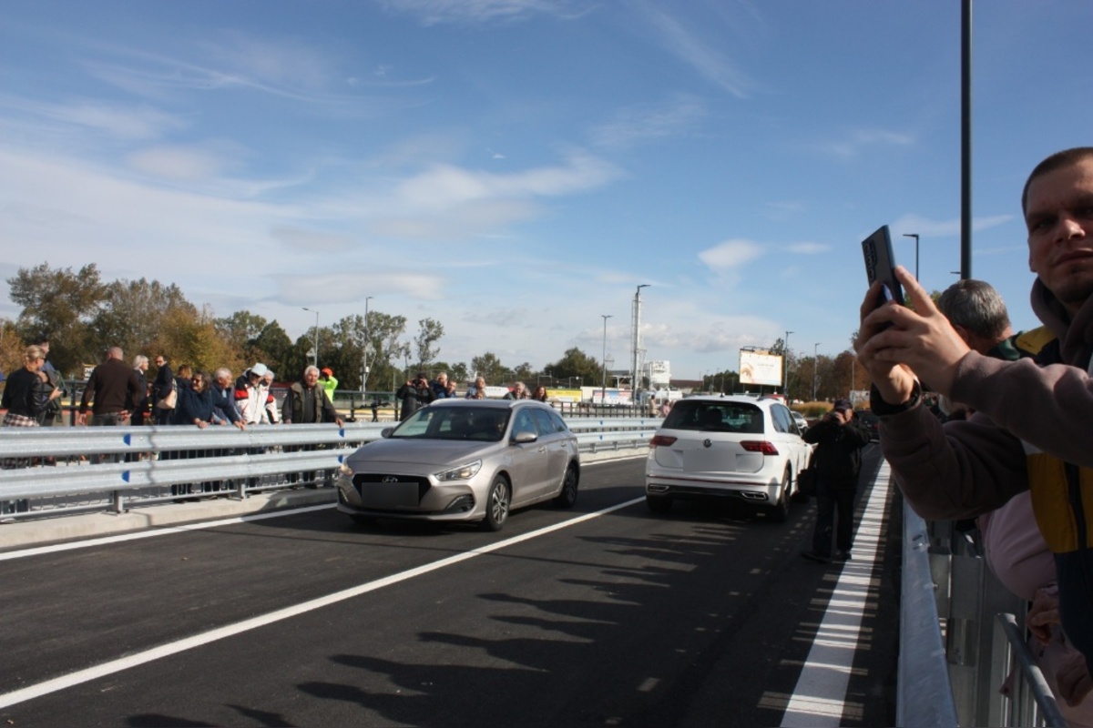 FOTO: Otvorenie mostu na Hradskej ulici, toto sú prvé autá, ktoré po ňom prešli, foto 40