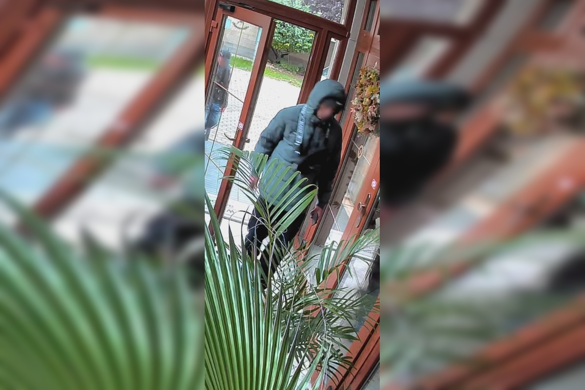 FOTO: Na Nivách vnikajú do obydlí podozriví muži, foto 2