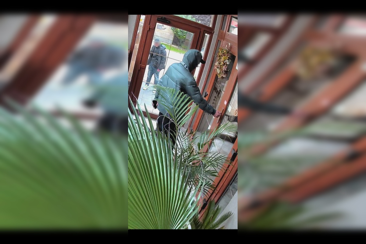 FOTO: Na Nivách vnikajú do obydlí podozriví muži, foto 5