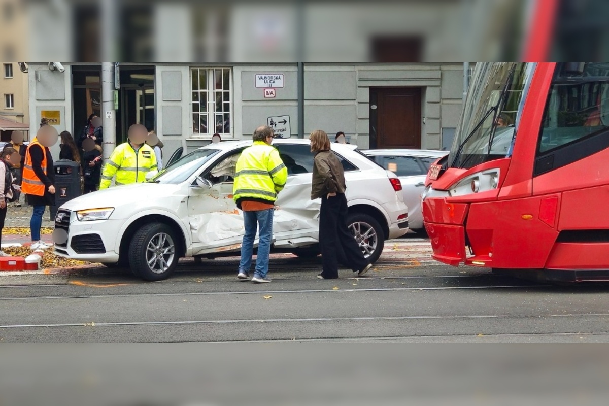 FOTO: Nehoda električky a osobného auta na Vajnorskej ulici, foto 1