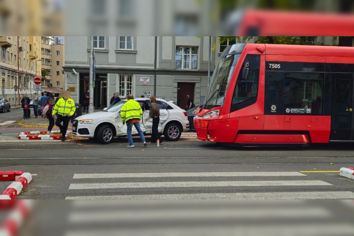 FOTO: Nehoda električky a osobného auta na Vajnorskej ulici, foto 2