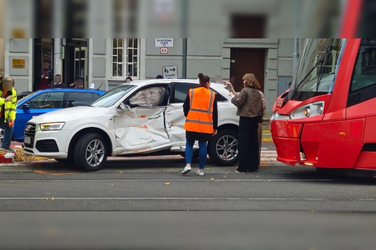 FOTO: Nehoda električky a osobného auta na Vajnorskej ulici, foto 3